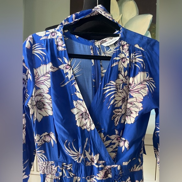 Yumi Kim Blue Floral Wrap Romper Size S Tropical Print Resort Summer One Piece - Picture 2 of 4
